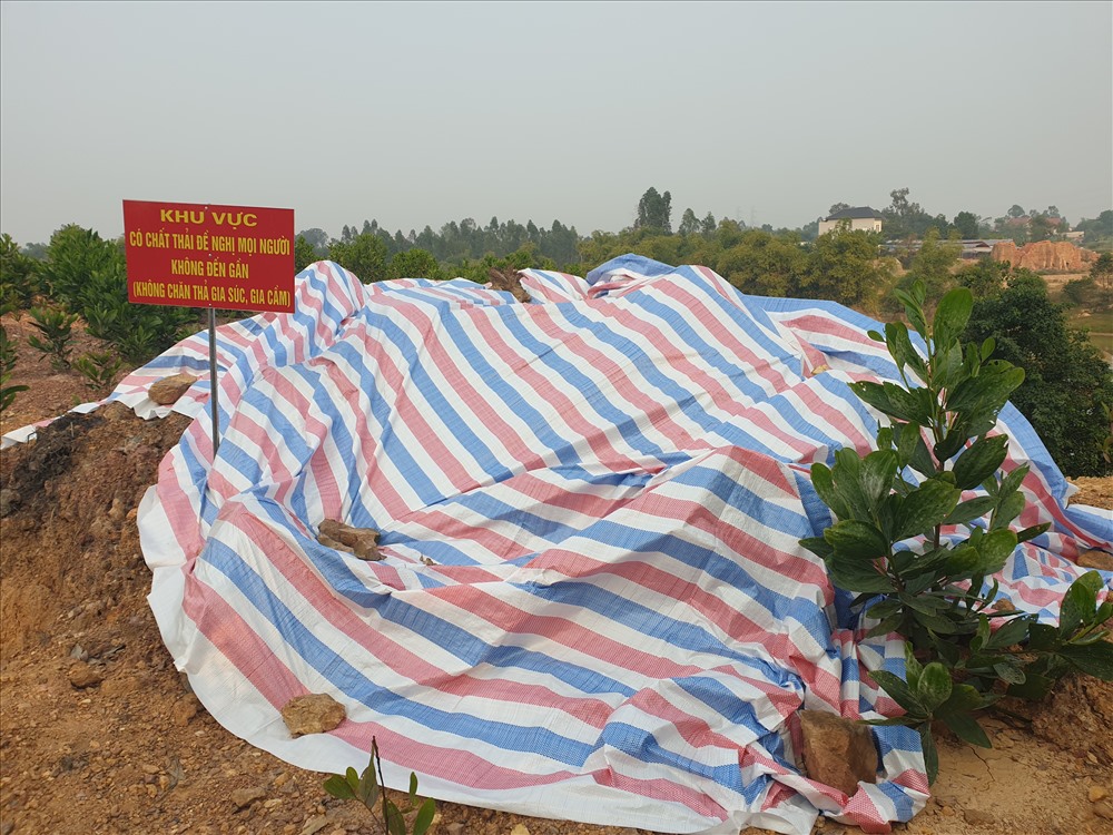Những hố chứa chất thải lạ được phủ bạt.