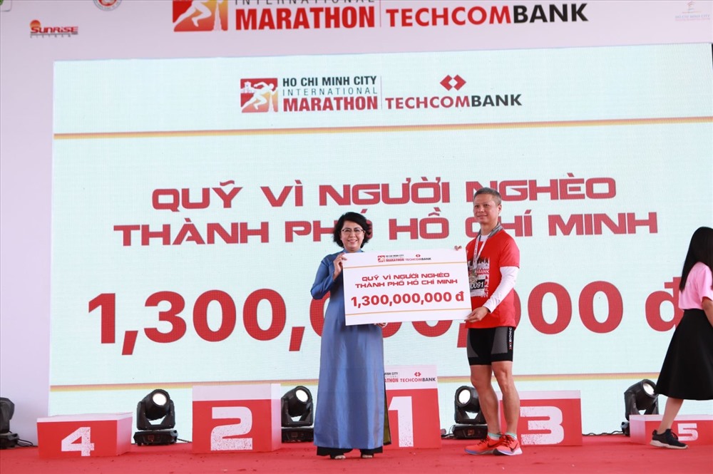 Tổng Giám Đốc Techcombank lên trao tặng số tiền ủng hộ cho Quỹ Vì Người Nghèo TP.HCM