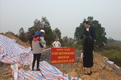 Tận thấy những hố sâu hun hút chứa chất thải lạ, bốc mùi nồng nặc ở Hà Nội