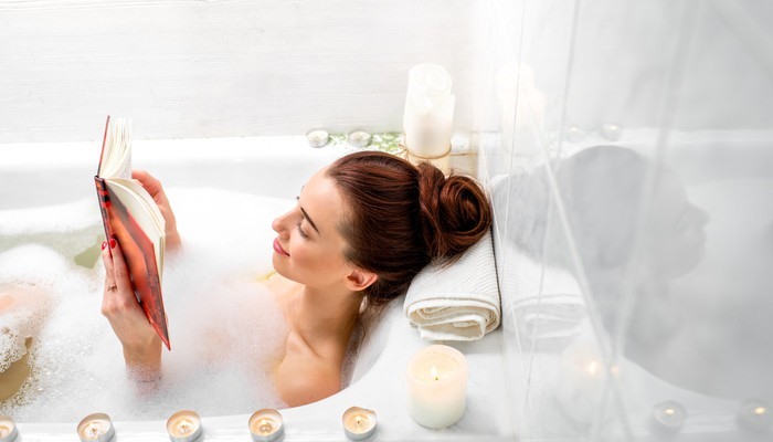 Ngâm mình từ 10 - 15 phút trong nước nóng trước khi ngủ sẽ giúp cơ thể được thư giãn.