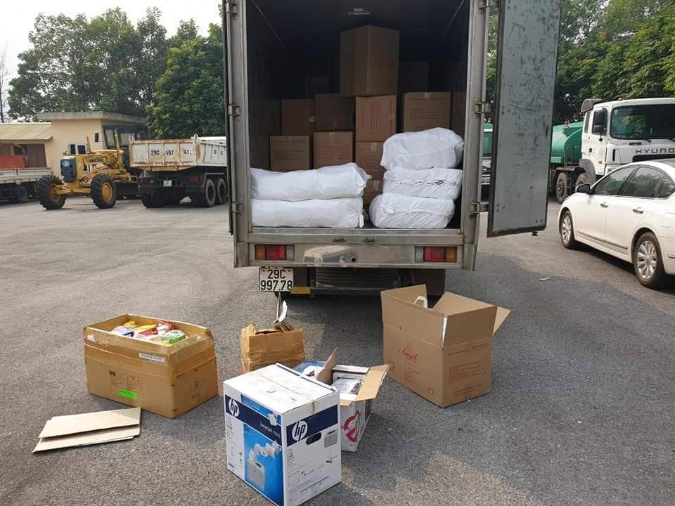 Chiếc xe tải biển kiểm soát: 29C-997.78 cùng số lượng lớn hàng hóa không có hóa đơn, chứng từ. Ảnh: CACC