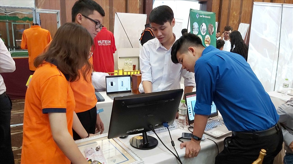 Các bạn trẻ trao đổi về khởi nghiệp tại diễn đàn. Ảnh: QUỲNH NHƯ