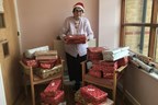 Cụ bà 80 tuổi cả năm cặm cụi gói quà Giáng sinh