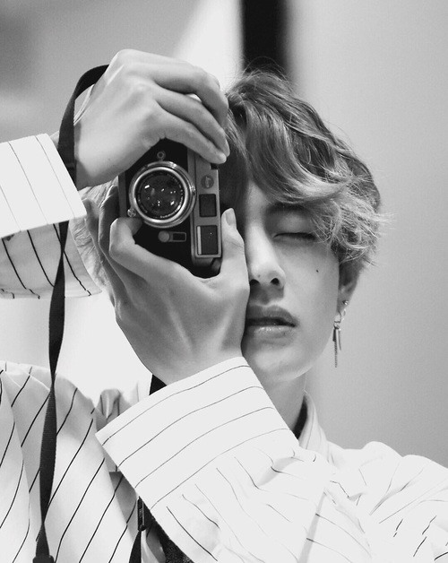 V (BTS) say mê với sở thích nhiếp ảnh - Ảnh BTS Vietnam fanpage