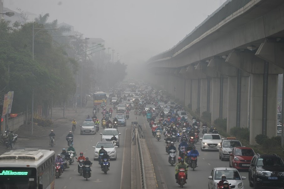 Giữa trưa, người tham gia giao thông phải bật đèn xe để di chuyển.