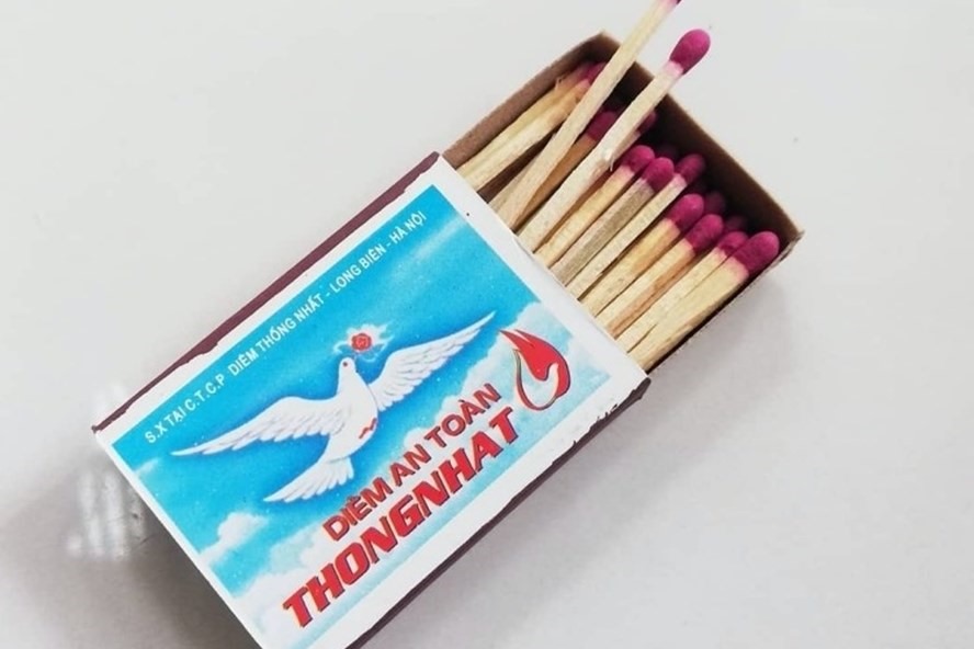 Hình ảnh bao diêm Thống Nhất loại 82 que có in hình chim bồ câu trắng ngậm bông hoa đỏ, đang dang rộng cánh trên nền trời xanh đã trở nên rất đỗi quen thuộc với nhiều người dân Việt Nam. Ảnh TL
