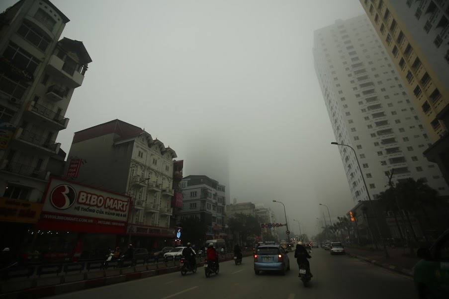 Các tòa nhà cao tầng chìm trong sương dày đặc.