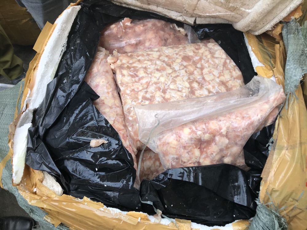 Hơn 1 tấn sụn gà không có nguồn gốc xuất xứ. Ảnh: CA cung cấp.