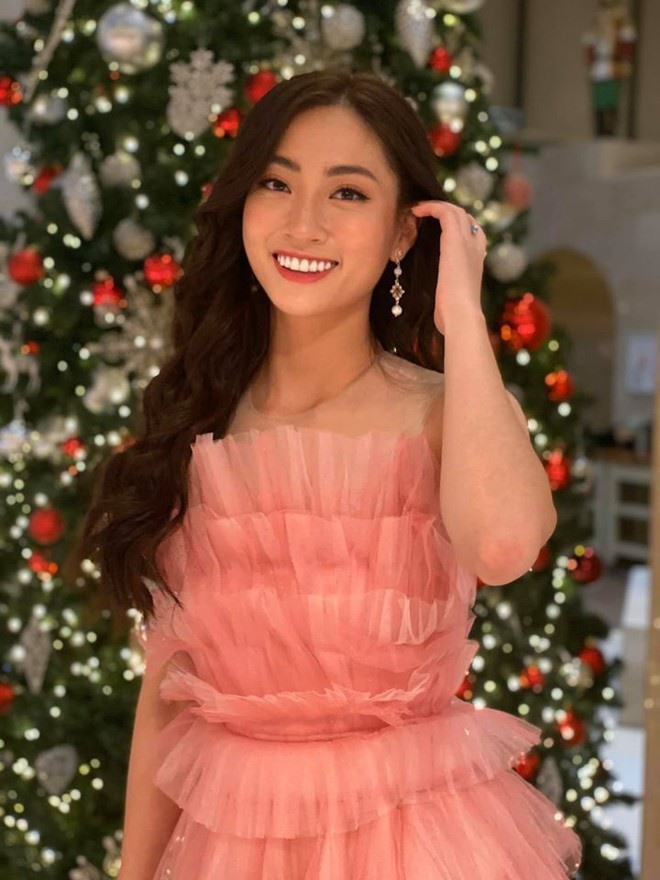 Chỉ vỏn vẹn 3 tháng chuẩn bị để đi thi Miss World 2019 nhưng Lương Thùy Linh vẫn đạt những kết quả khá tốt tại đấu trường nhan sắc lớn nhất thế giới. Mặc dù có mặt muộn hơn so với các thí sinh khác nhưng đại diện Việt Nam đã khéo léo lựa chọn chiếc váy hồng để gây ấn tượng trong lần đầu tiên xuất hiện. Ảnh: FBNV.