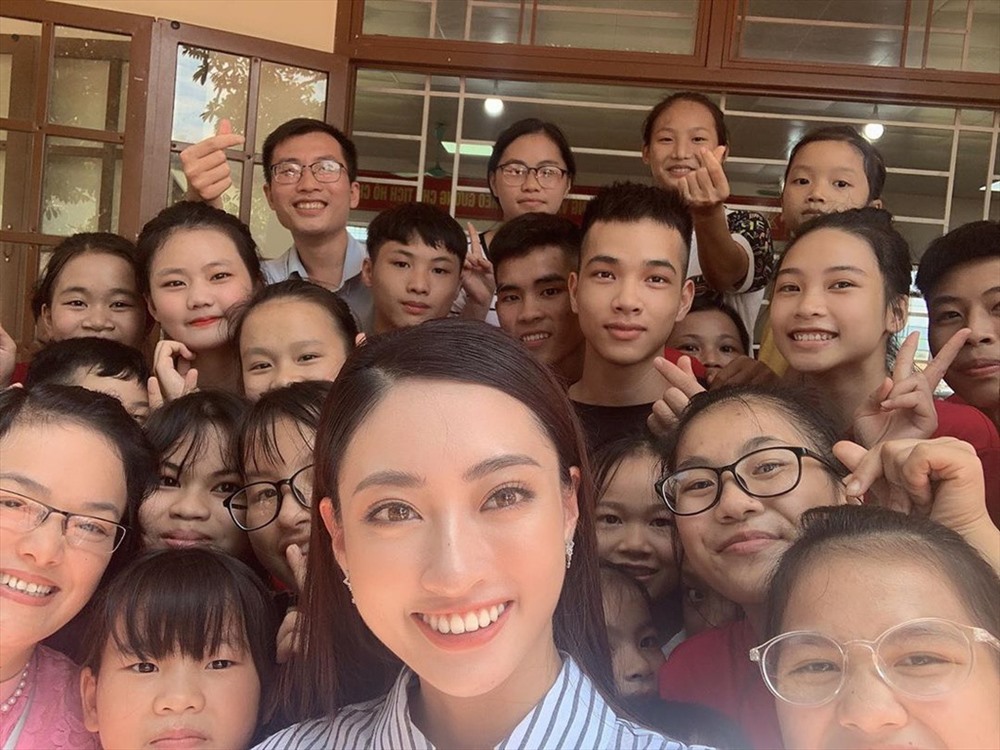 Dự án nhân ái “Đắp đường xây ước mơ” của Lương Thùy Linh cũng giúp đại diện Việt Nam lọt vào top 10 “Người đẹp nhân ái“. Ảnh: FBNV.