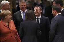 Ông Macron cười tươi trong lần đầu gặp nữ thủ tướng trẻ nhất thế giới