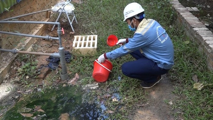 Có thể thấy toàn bộ nước thải sau sản xuất không được thu gom đổ thẳng ra môi trường. Do vậy, nhân viên Viện Kỹ thuật và Công nghệ môi trường lấy mẫu nước xét nghiệm.