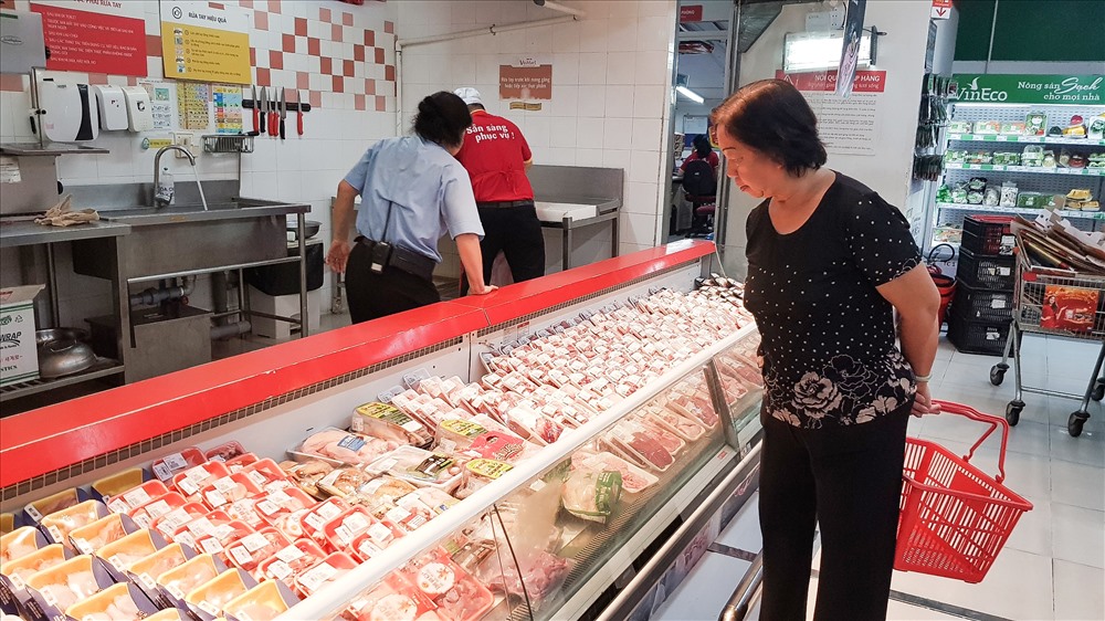 Nhiều người quyết định thay đổi thực đơn cho gia đình vì giá thịt heo tăng cao. Ảnh: Phan Anh
