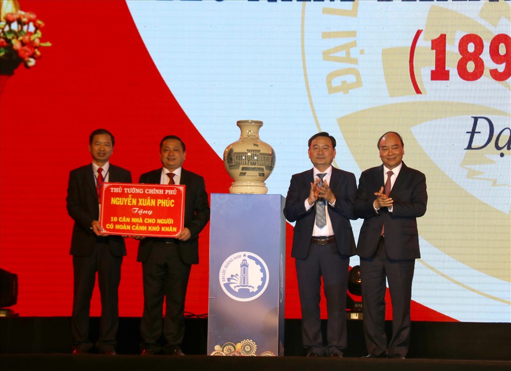 Thủ tướng tặng 10 căn nhà cho gia đình có hoàn cảnh khó khăn ở Quảng Nam