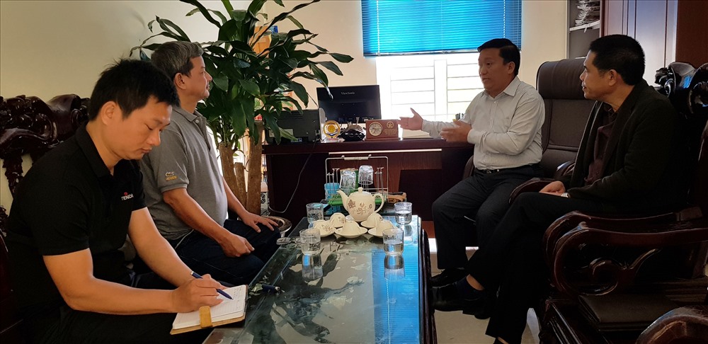 Ông Lâu Minh Pó, Phó bí thư Thường trực Huyện ủy huyện Mường Lát kể chuyện cuộc thay đổi kỳ diệu phong tục đám tang. Ảnh: Nguyễn Trường