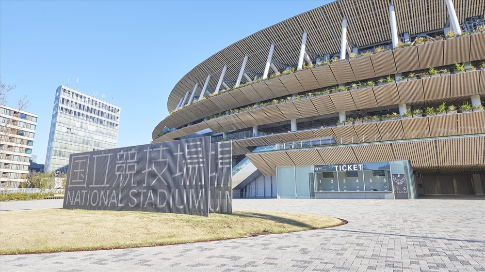 Được xây dựng trên địa điểm của sân vận động quốc gia cũ được sử dụng cho Thế vận hội Tokyo năm 1964, sân vận động mới có 5 tầng nổi và 2 tầng ngầm, với hàng loạt cây xanh được trồng để cung cấp bóng mát dưới mặt trời mùa hè thiêu đốt. Ảnh: Japan Sport Council