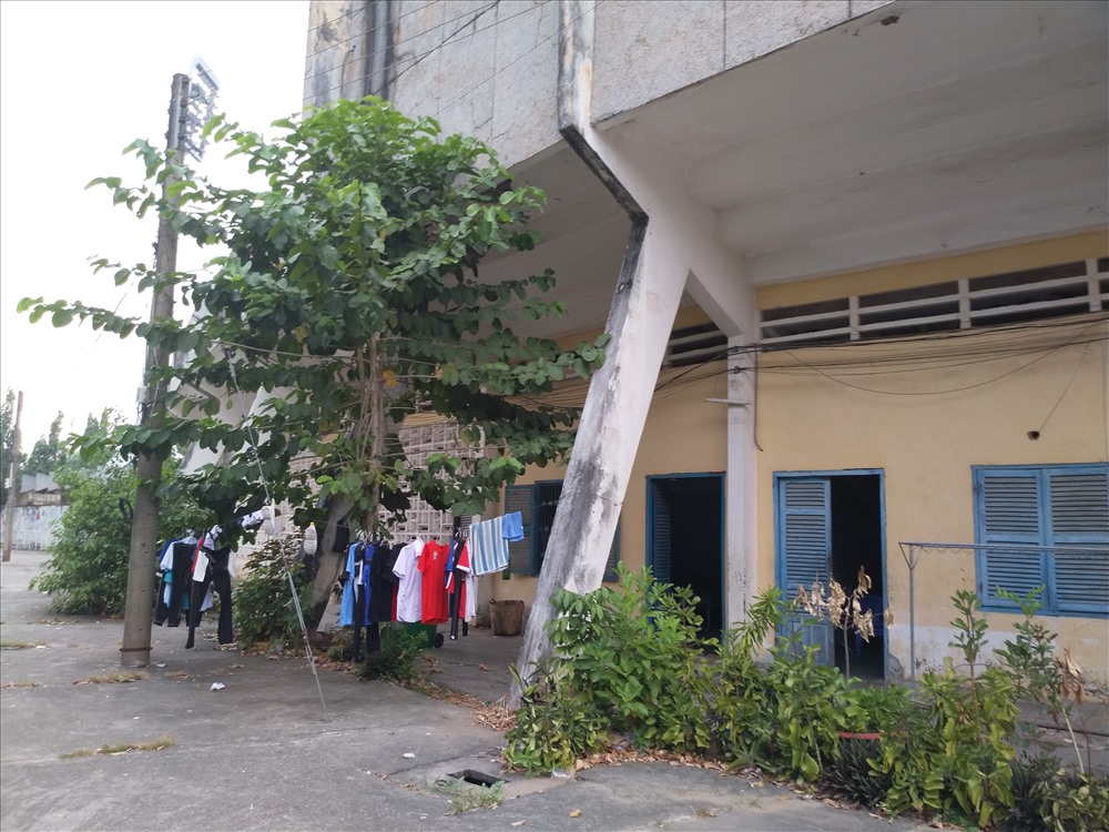 Tận dụng gầm khán đài SVĐ Long An làm nơi ở cho VĐV và CBCNV ngành TDTT Long An. Ảnh: K.Q