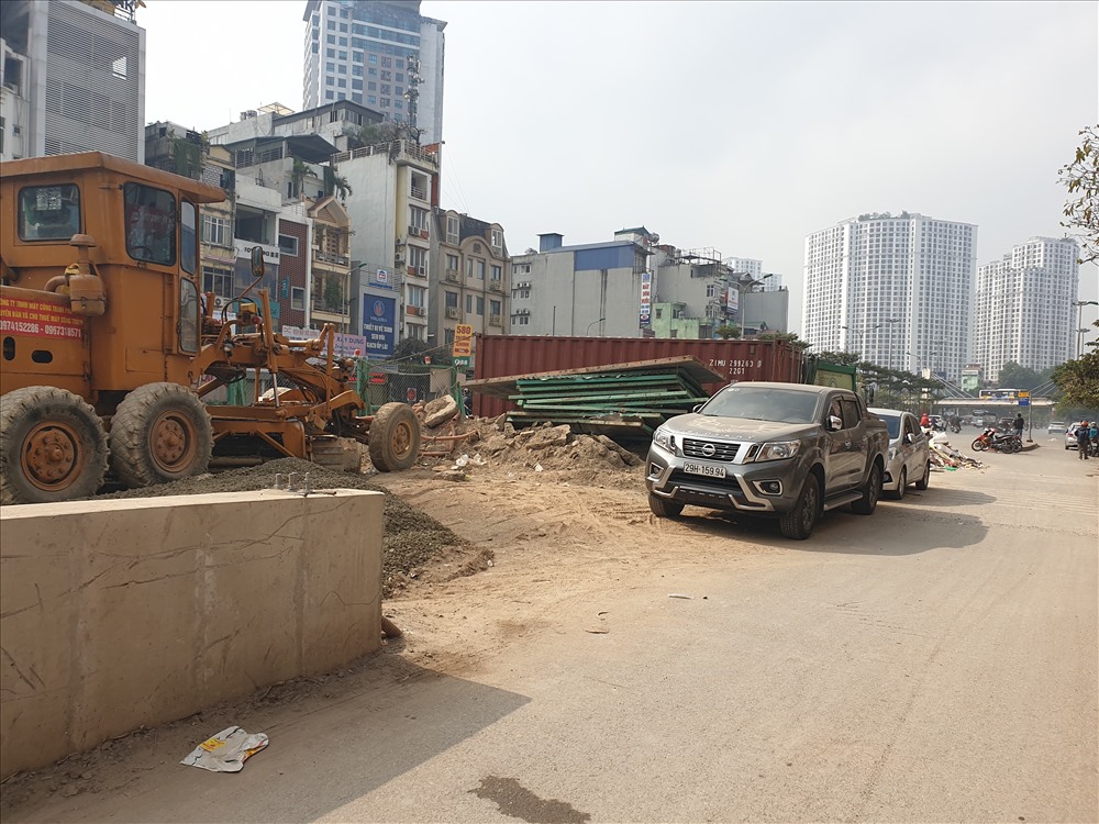 Ngổn ngang các công trình xây dựng trên tuyến đường Trường Chinh. Ảnh: PĐ.