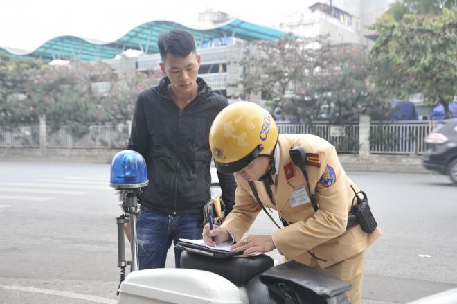 Cảnh sát giao thông Đội 1 xử lý một trường hợp xe ô tô đỗ sai quy định. Ảnh: CACC