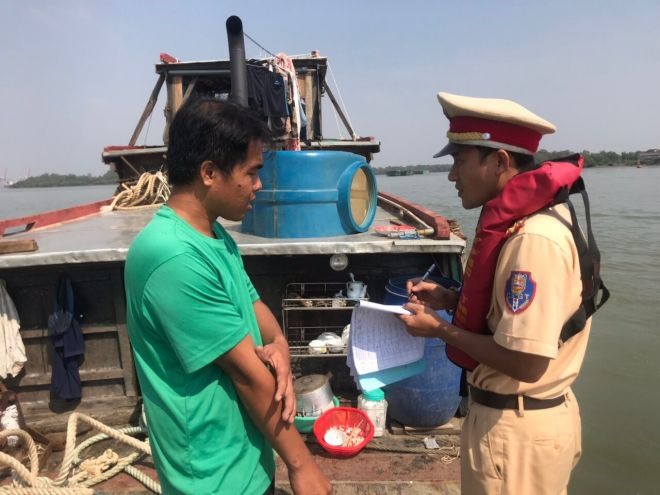 Trong ngày ra quân lực lượng Cảnh sát đường thủy đã xử lý nhiều hành vi vi phạm liên quan đến trật tự an toàn giao thông đường thủy. Ảnh: CACC