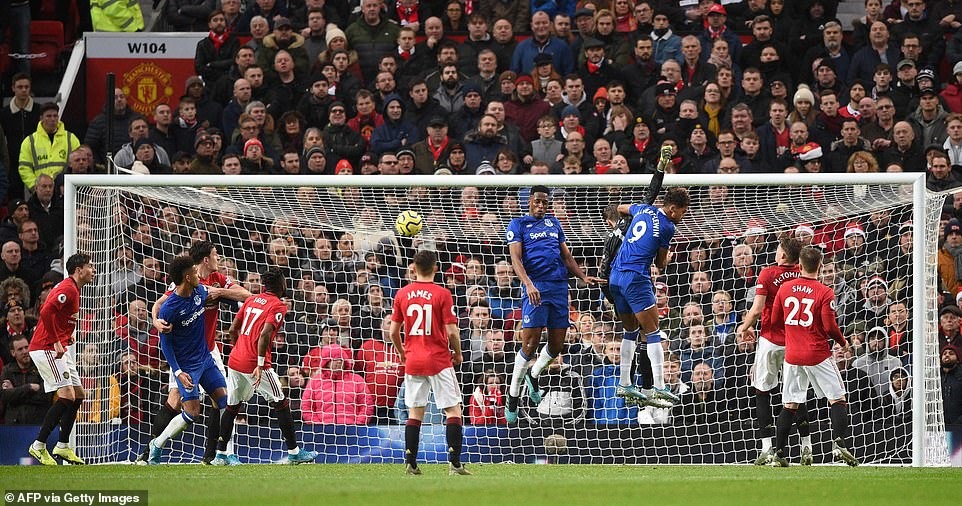 Tình huống bị giật mình của Lindelof. Ảnh: Getty.