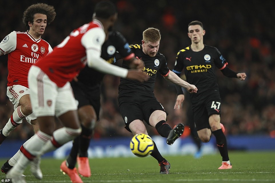 De Bruyne (áo đen giữa) hoàn tất cú đúp bàn thắng chỉ trong hiệp 1. Ảnh: AP