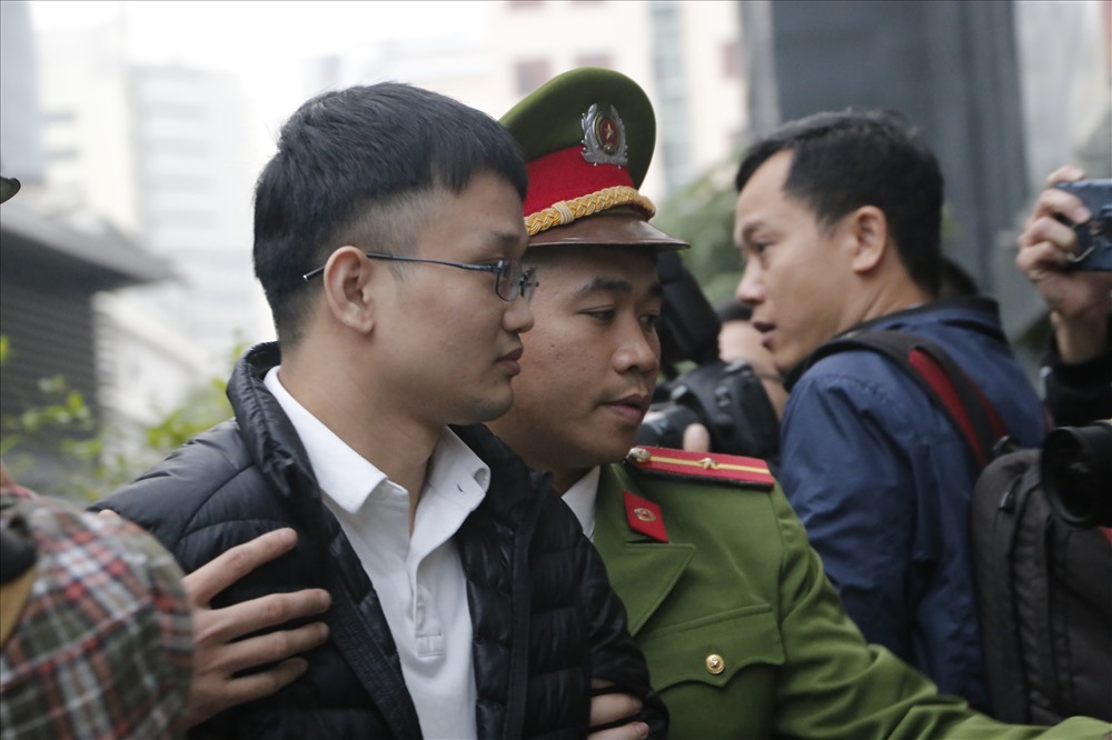 Một bị cáo liên quan trong vụ án bị dẫn giải vào phòng xử.