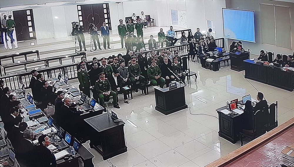 Phiên tòa xét xử. Ảnh chụp qua màn hình tivi.