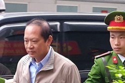 Hình ảnh hai cựu Bộ trưởng Nguyễn Bắc Son, Trương Minh Tuấn hầu tòa