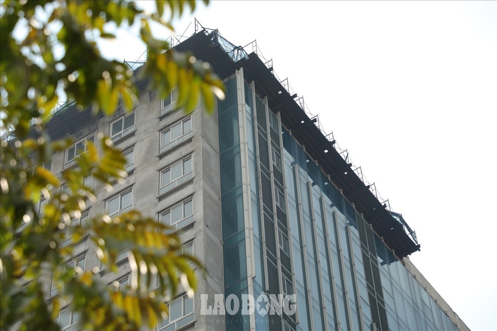 Việc công trình ngổn ngang “nằm im” không chỉ gây mất mỹ quan đô thị mà còn ảnh hưởng nghiêm trọng tới cuộc sống của những người đã mua căn hộ tại 8B Lê Trực. “Bao nhiêu tài sản của vợ chồng tôi dồn cả vào để mua một căn hộ ở đây. Tôi cứ nghĩ về già thì cũng chỉ cần có căn chung cư để ổn định. Vậy mà đùng một cái nhận được thông báo phải chuyển ra. 4 năm qua, 2 vợ chồng cứ phải đi lang thang thuê chỗ này chỗ nọ, mà thuê nhà cũng chẳng phải dễ dàng gì. Chúng tôi buồn lắm, chẳng biết kêu ai biết hỏi ai“, bà Trần thị Kiệm - người từng bỏ ra hơn 6 tỉ đồng để mua căn hộ ở 8B Lê Trực cho biết.