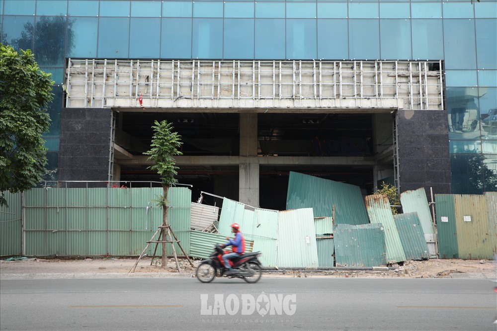 Hàng rào tôn nghiêng ngả, chắp vá và có thể gây ảnh hưởng đến người đi đường. Ảnh Hoài Anh, Nhật Minh