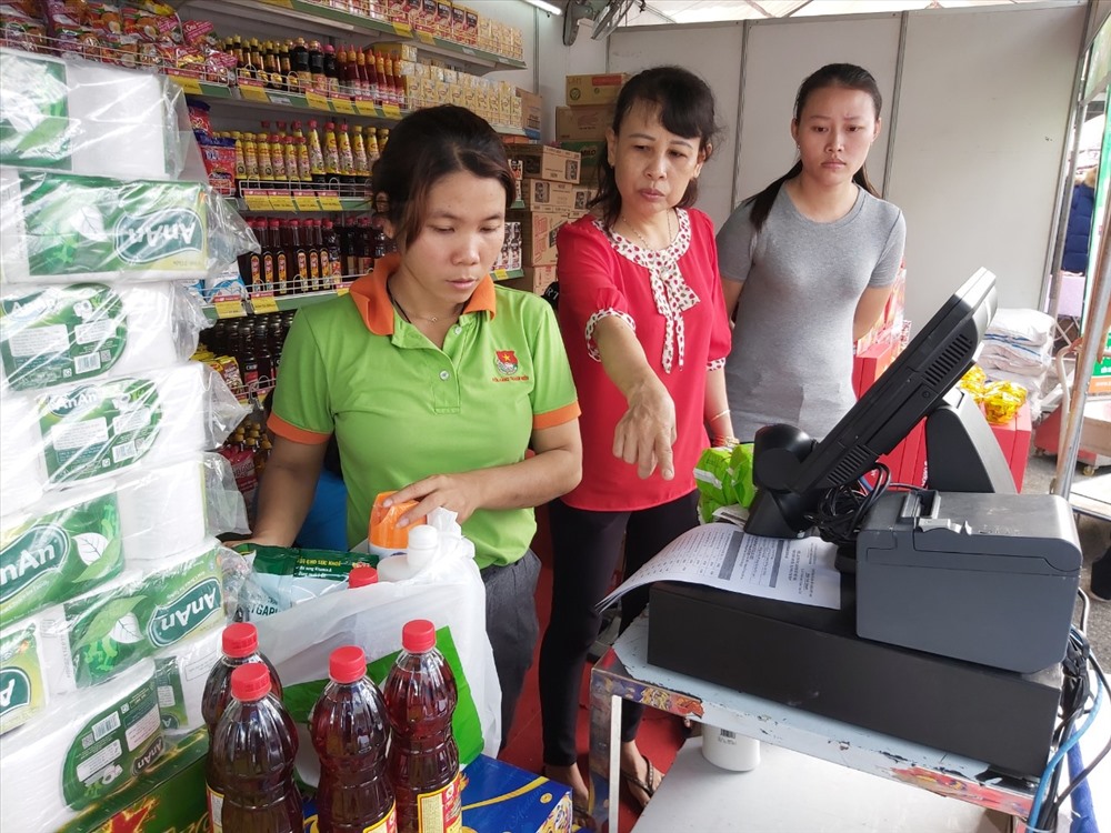 NLĐ chọ mua các mặt hàng nhu yếu phẩm trong “Phiên chợ Nghĩa tình“. Ảnh Nam Dương