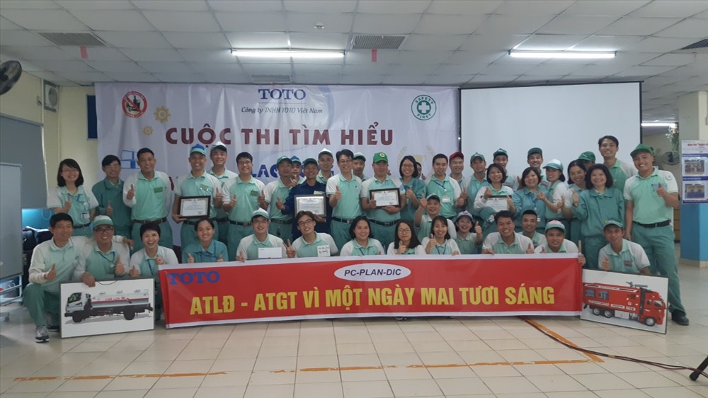 Ban tổ chức cuộc thi trao giải cho các đội thi đạt thành tích cao. Ảnh: Ngọc Ánh