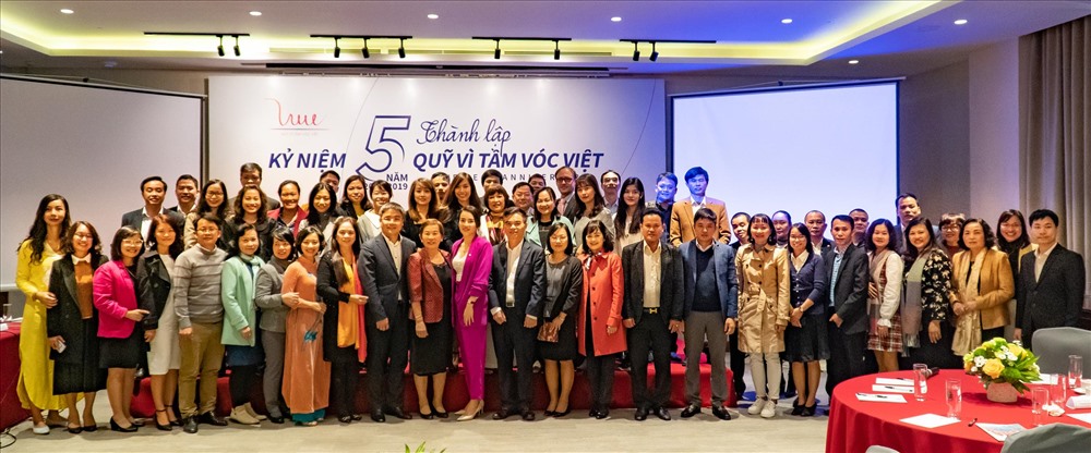 Đại diện các đơn vị, cá nhân đồng hành trên chặng đường 5 năm chúc mừng Quỹ. Ảnh BAB