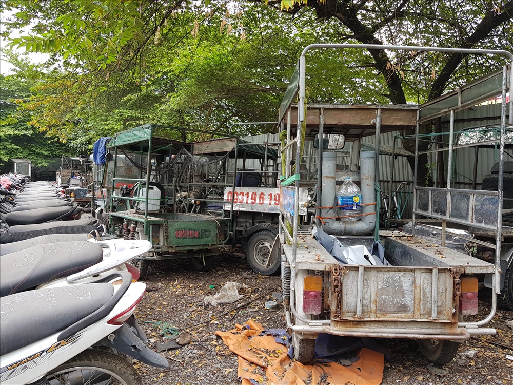 Ngoài xe ô tô, xe máy đắt tiền còn có nhiều xe ba gác cũng bị tạm giữ.