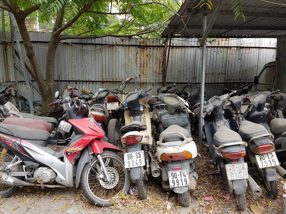 Một số xe máy thuộc dạng đắt tiền như SH, Dylan, PS, Liberty, LX... cũng rơi vào tình trạng hư hỏng nặng, hoen rỉ chẳng khác gì những đống sắt vụn.