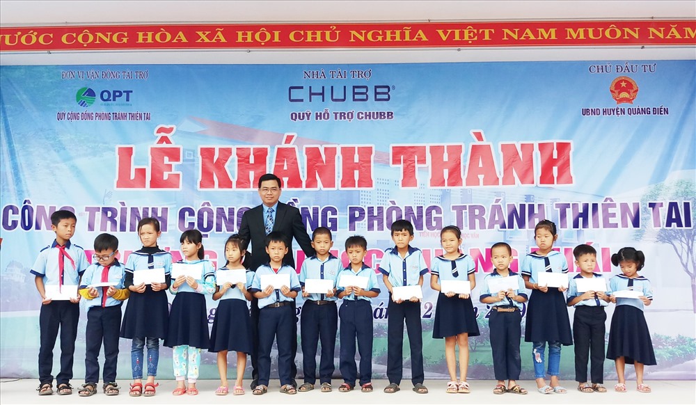 Trao học bổng cho các em học sinh nghèo. Ảnh: PĐ.