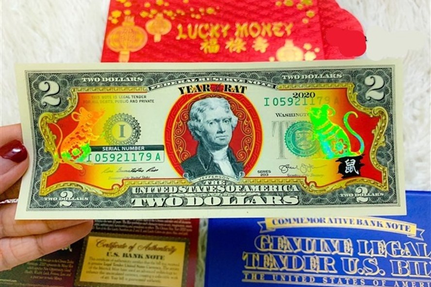Tờ 2 đô in hình chuột mạ vàng năm Canh Tý 2020 đang được bày bán tràn lan. Ảnh TL