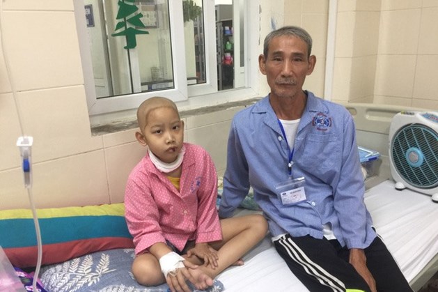 Ông Lưu Viết Lưu và cháu đều mắc bệnh ung thư, rất cần sự chung tay của cộng đồng. Ảnh: Nguyễn Hằng