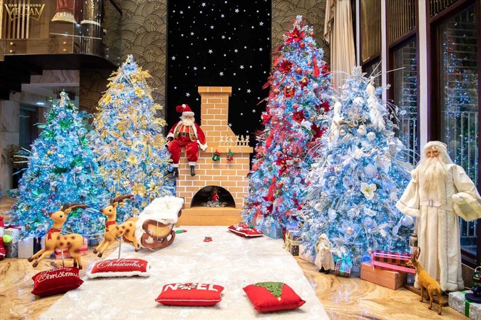Bên trong nhà Đàm Vĩnh Hưng trang trí Noel rất đẹp. Anh khẳng định không thể tìm được cây thông nào ở Việt Nam đẹp hơn. Ảnh: Đ.V.H Bên trong nhà Đàm Vĩnh Hưng trang trí Noel rất đẹp. Anh khẳng định không thể tìm được cây thông nào ở Việt Nam đẹp hơn. Ảnh: Đ.V.H