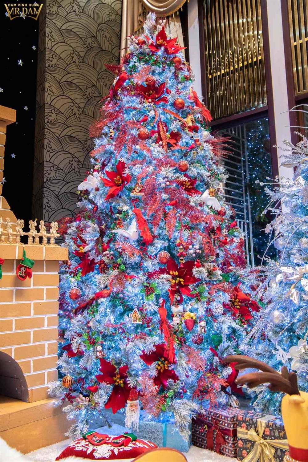 Cây thông Noel có nhiều phụ kiện trang trí độc, lạ, được mang từ nước ngoài về. Anh cho rằng những cây thông của mình có rất nhiều đồ chơi lạ và không ai có. Ảnh: ĐÀM VĨNH HƯNG