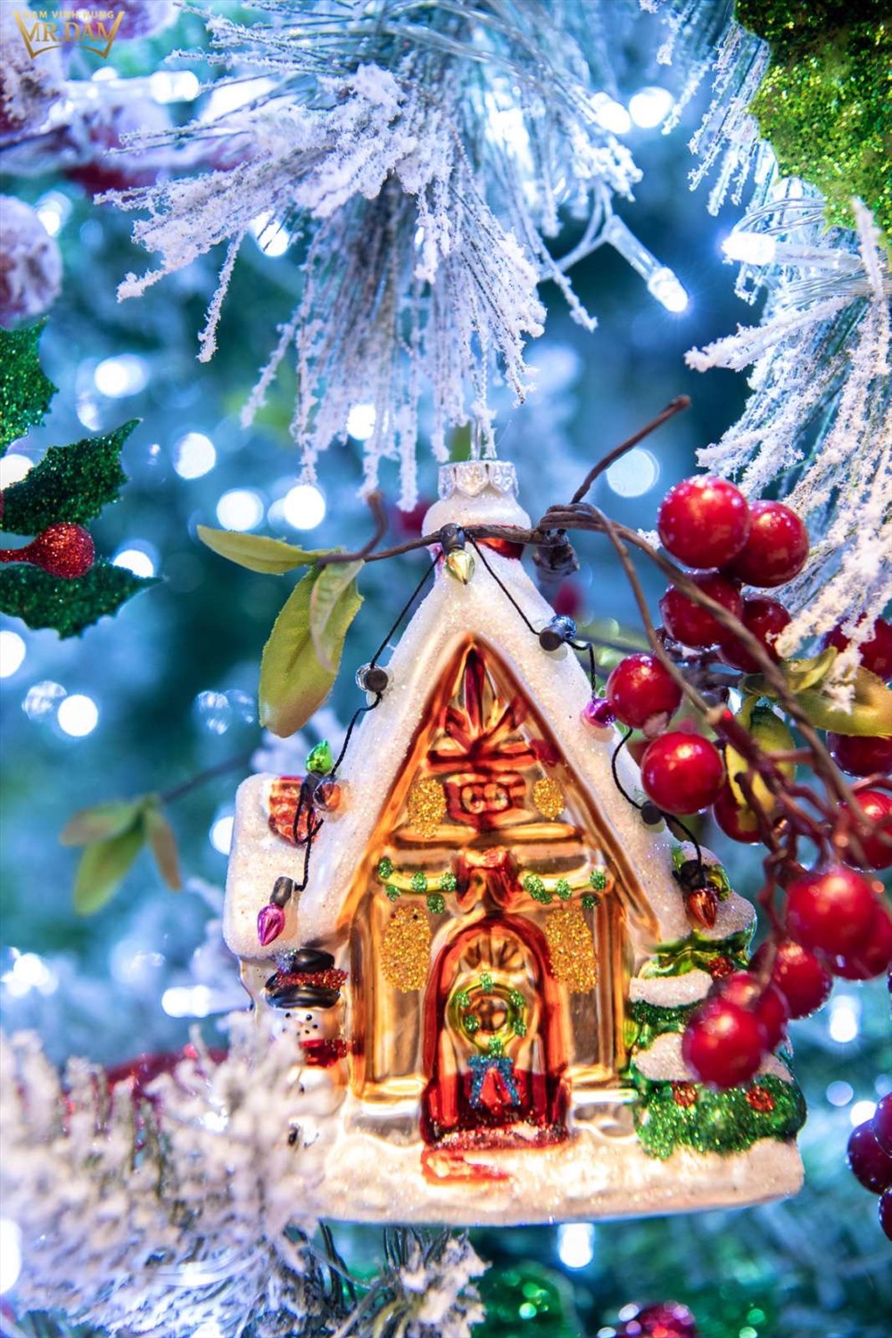 Cách trang trí Noel trong nhà nam ca sĩ rất công phu. Ảnh: ĐÀM VĨNH HƯNG