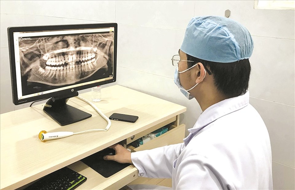 Chụp X-quang răng có thể phát hiện răng khôn mọc ngầm, mọc lệch. Ảnh: Thanh Chân Chụp X-quang răng có thể phát hiện răng khôn mọc ngầm, mọc lệch. Ảnh: Thanh Chân