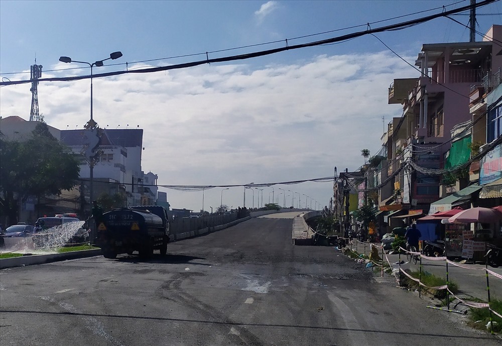 Một đoạn đường dẫn lên cầu Quang Trung 2 sắp được hoàn thiện