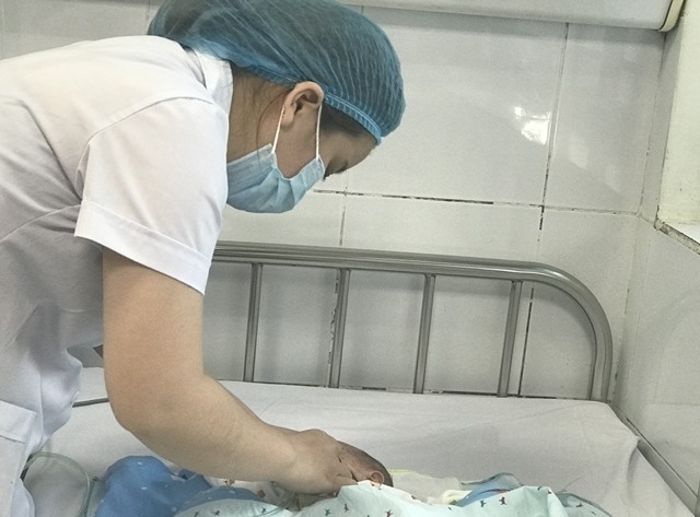 Nhân viên y tế phải tuân thủ nghiêm ngặt quy định cách ly, tránh lây nhiễm. Ảnh: Lê Mai (chụp qua phòng cách ly)