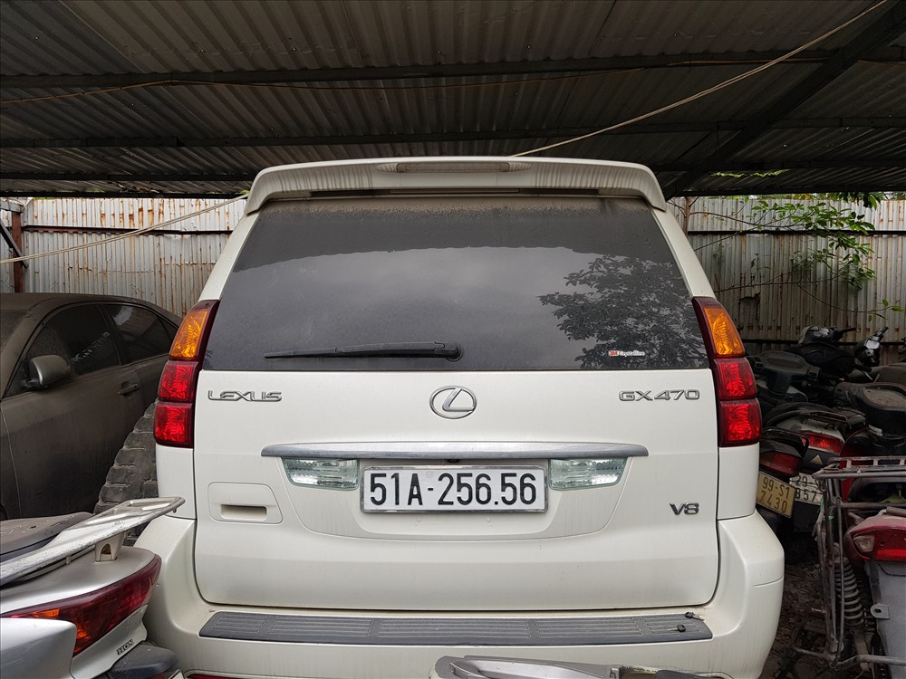 Những chiếc xe Lexus tiền tỉ như thế này đã được đưa về bãi xe trong một thời gian dài mà không có chủ nhân nào đến nhận khiến chiếc xe bị bụi bẩn bám kín.