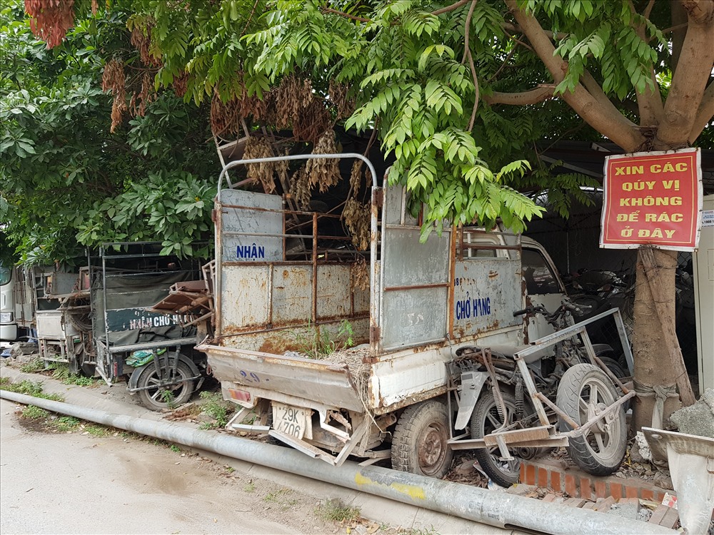 Những chiếc xe máy, xe ba gác vi phạm cũng đã trở thành những đống sắt vụn. Tuy nhiên, việc thanh lý các loại xe quá hạn này đang gặp rất nhiều khó khăn.