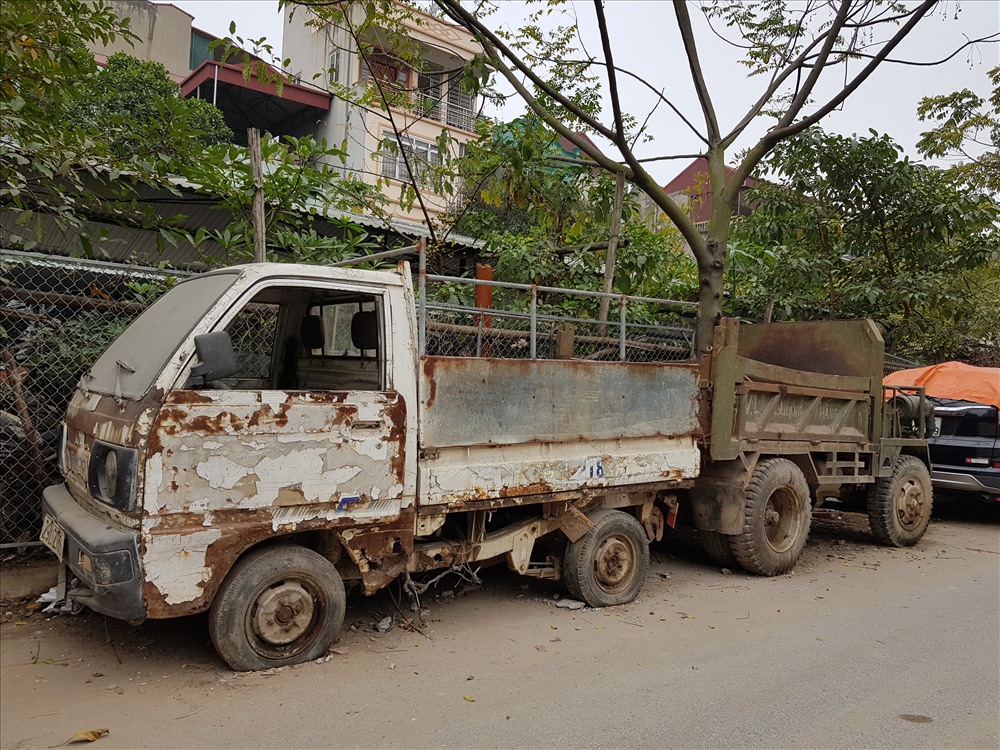 Hay như những chiếc xe bán tải cũng bị chủ phương tiện vứt lại.