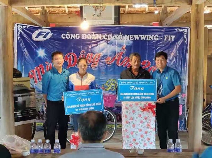 CĐCS Cty tặng quà cho các gia đình khó khăn.