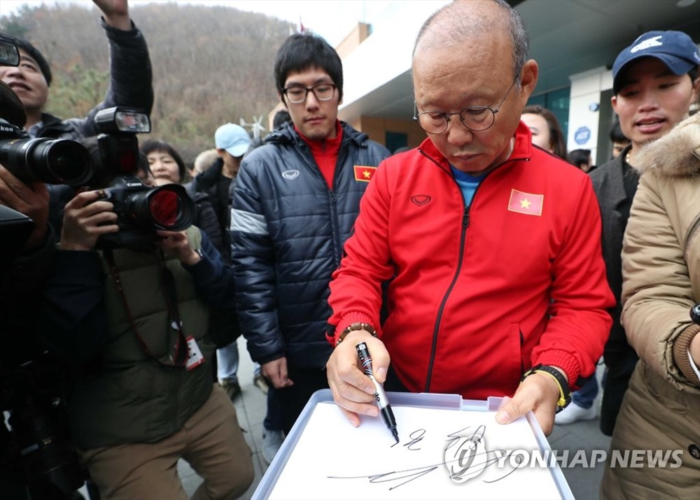 HLV Park Hang-seo luôn được truyền thông xứ Kim chi chào đón khi trở về Hàn Quốc. Ảnh: Yonhap News